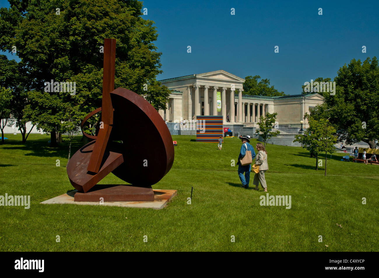 Besucher genießen die Skulptur auf dem Gelände der Albright-Knox Art Gallery, Buffalo, New York, USA. Stockfoto