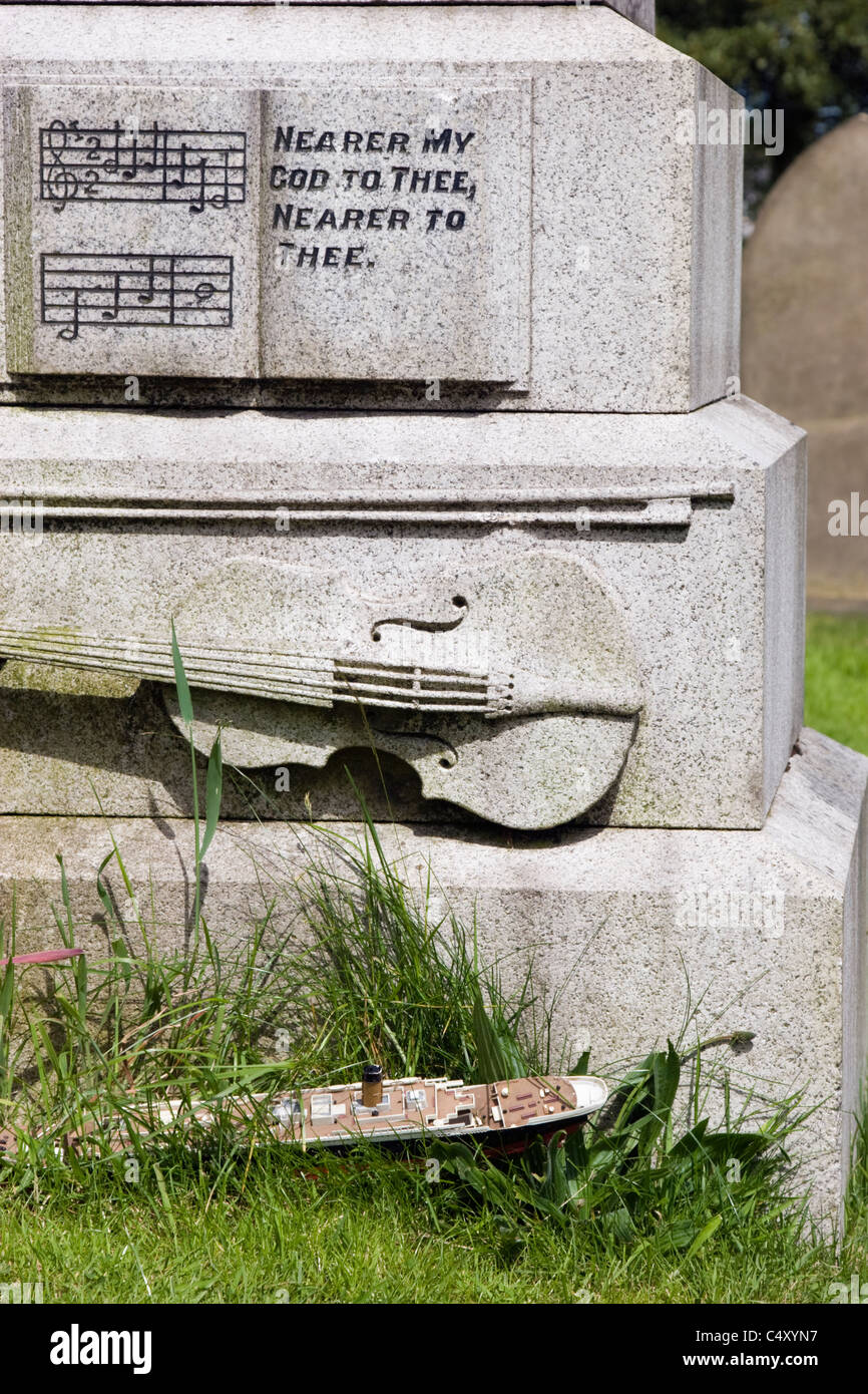 Detail der Grabstein von Wallace Hartley, Kapellmeister auf der Titanic in Colne Friedhof Stockfoto