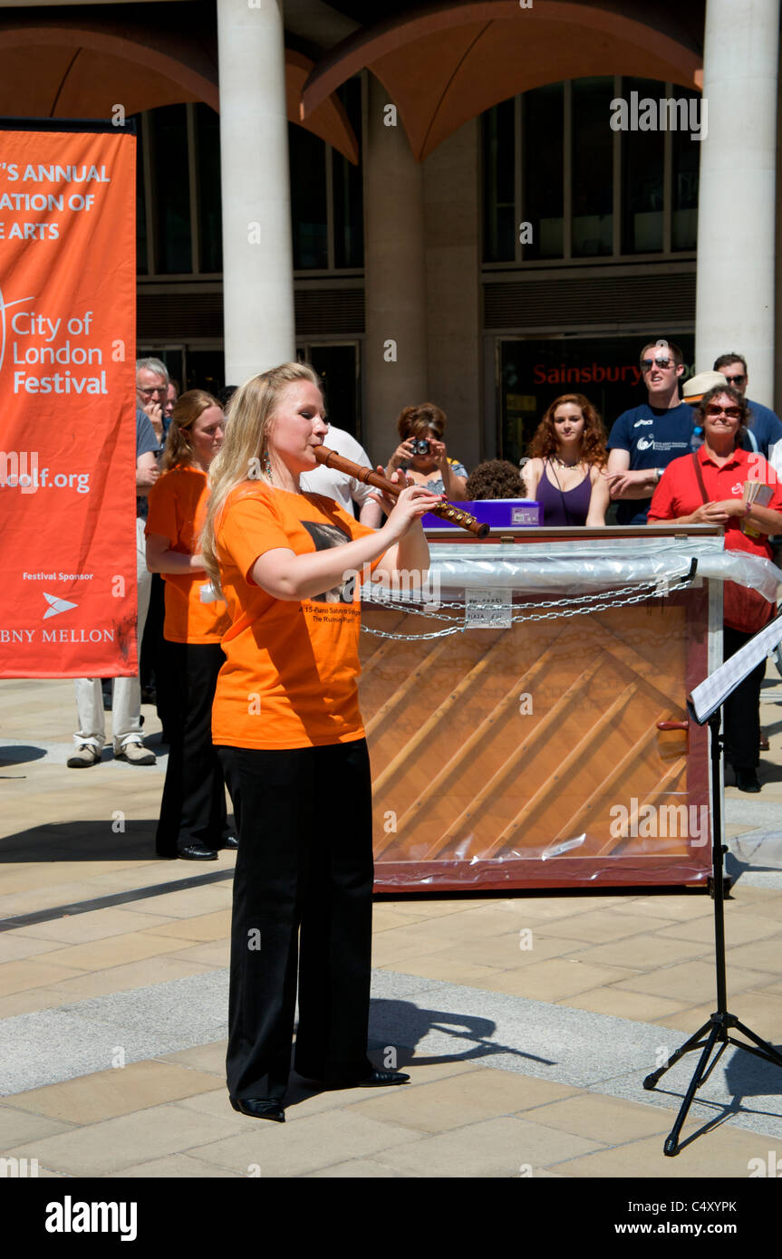 Frau spielt die Querflöte in der City of London Festival, London, England, UK Stockfoto