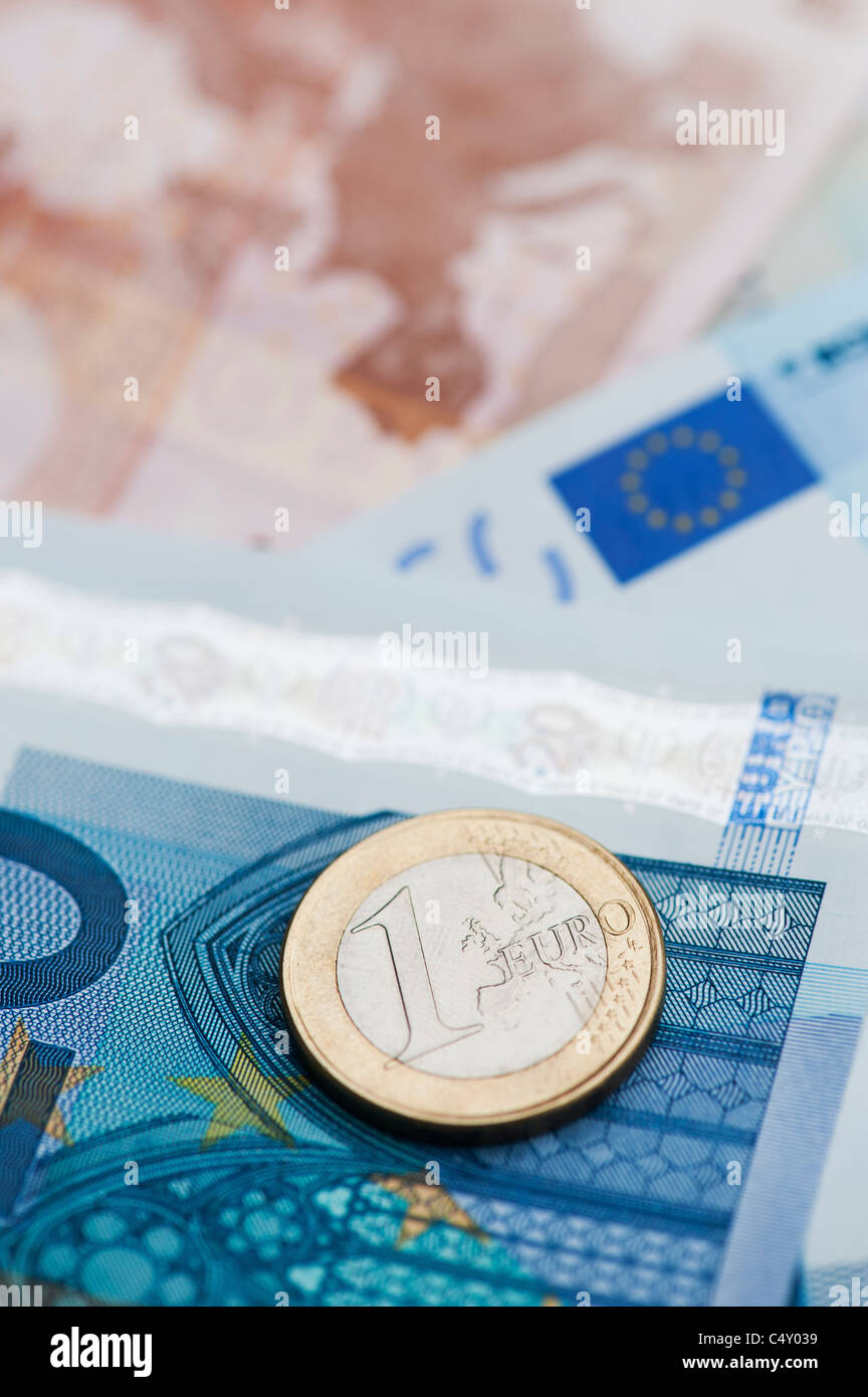 Euro-Banknoten und Münzen Stockfoto
