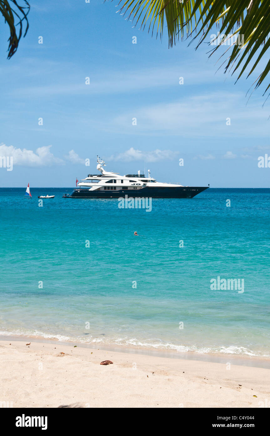 Luxusyacht vor Anker in Lower Bay Beach, Bequia, St. Vincent und den Grenadinen. Stockfoto