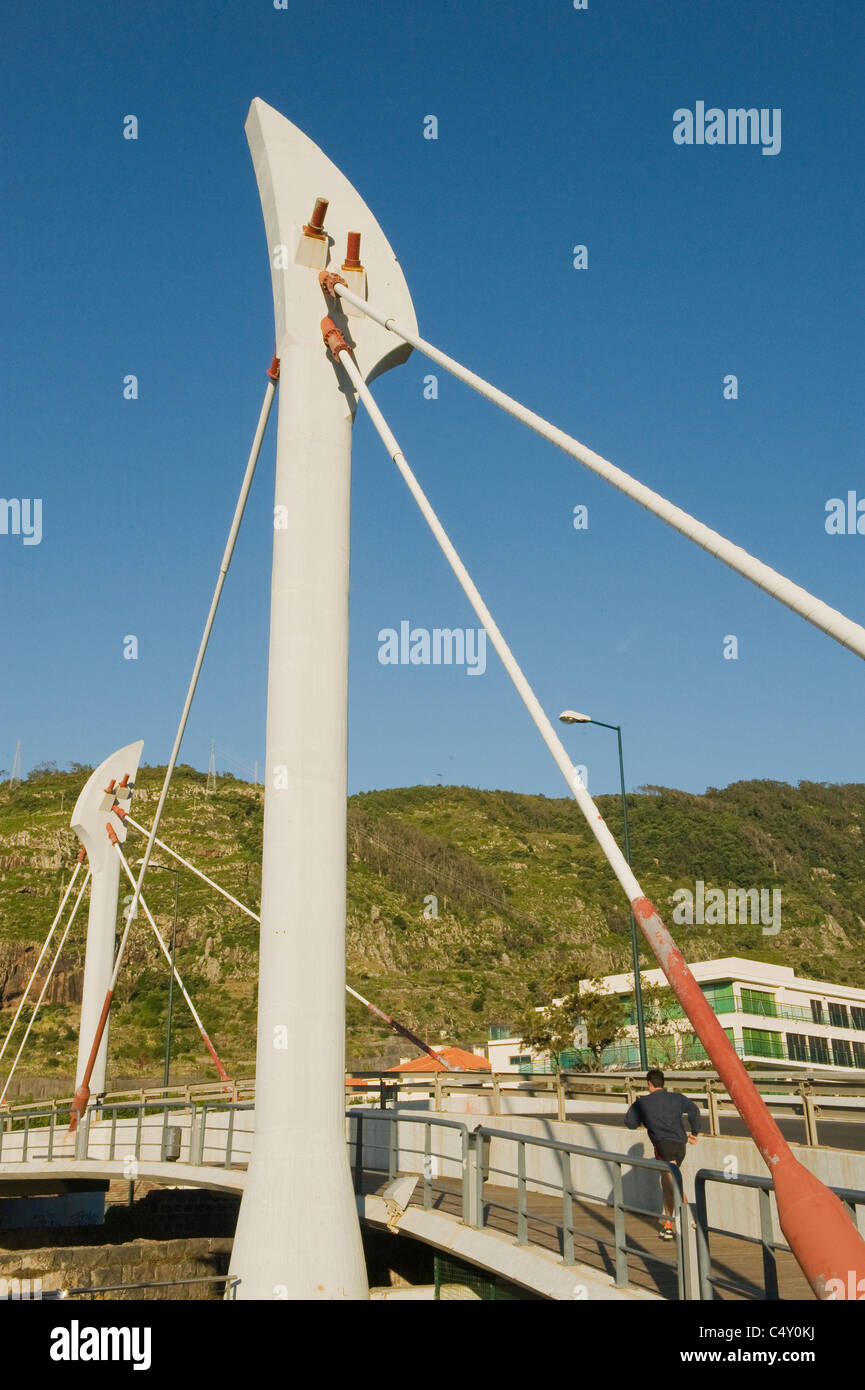 Läufer auf moderne Brücke, Dawn, Machico, Insel Madeira, Portugal Stockfoto