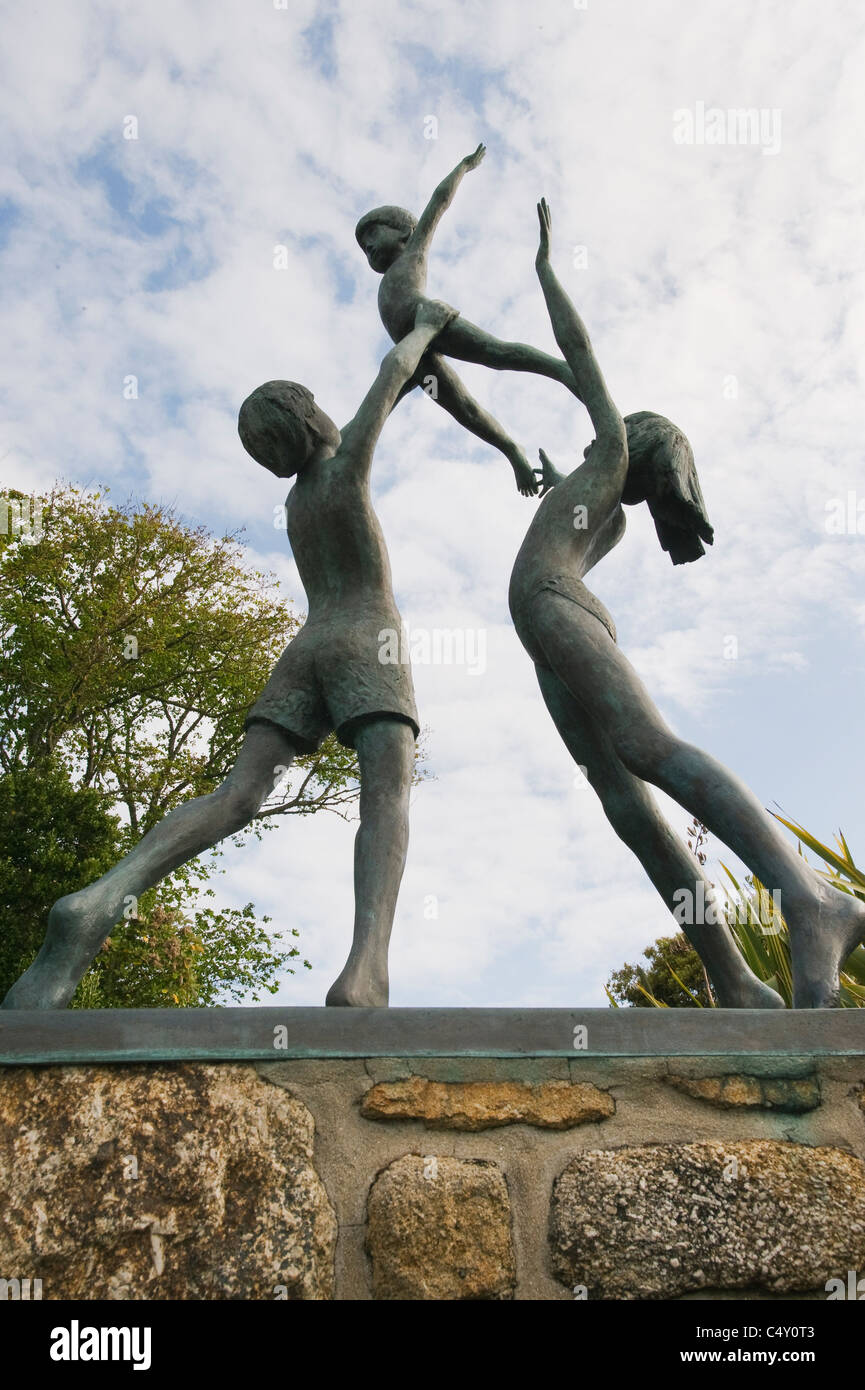 "Tresco Kinder" Skulptur von David Wynne, OBE, Tresco Klostergarten, Isle of Scilly, Cornwall, UK Stockfoto