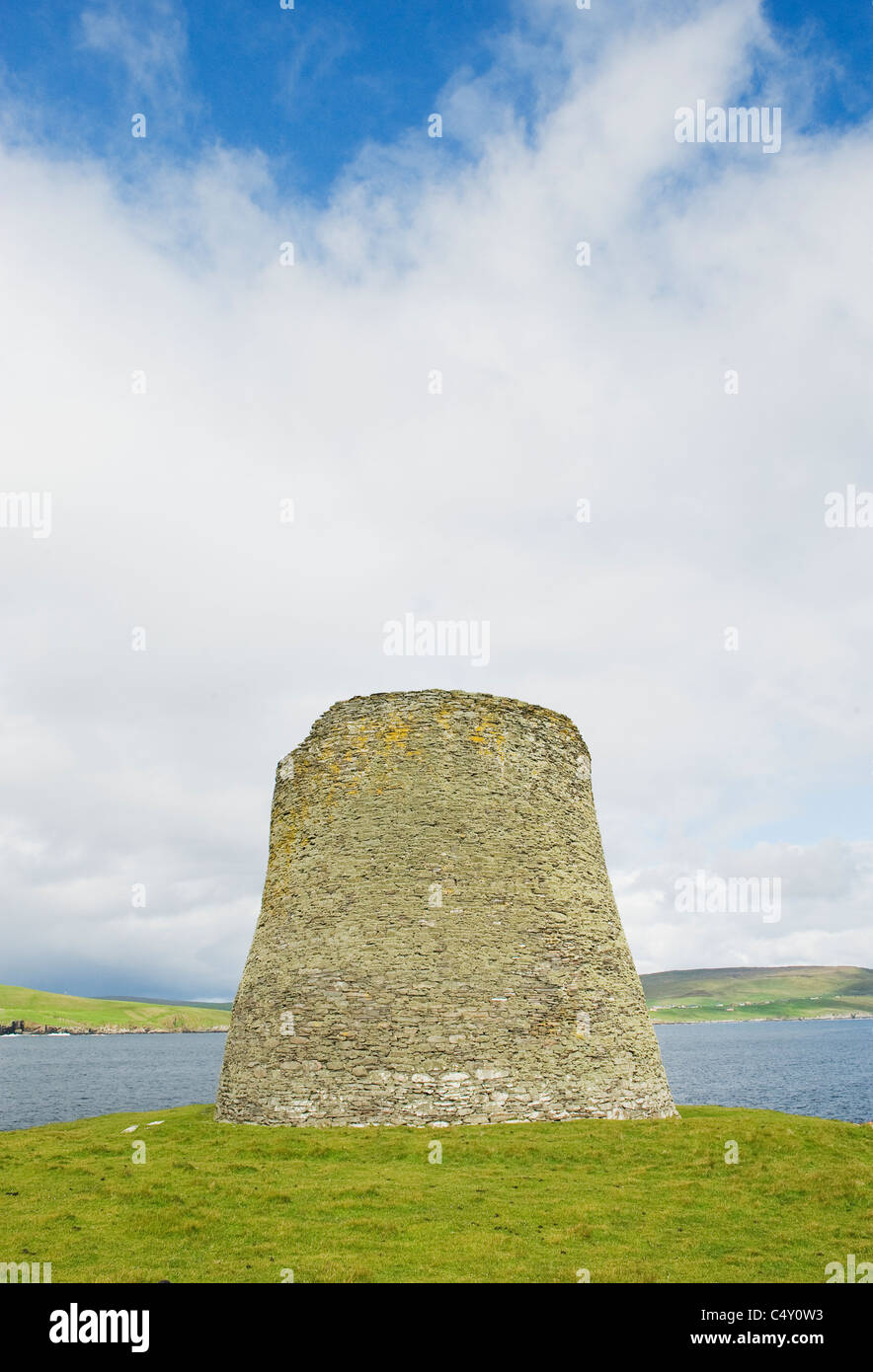 Broch von Mousa, ca 100 v. Chr., Finest prähistorische Gebäude Europas. Mousa, Shetland-Inseln, Schottland Stockfoto