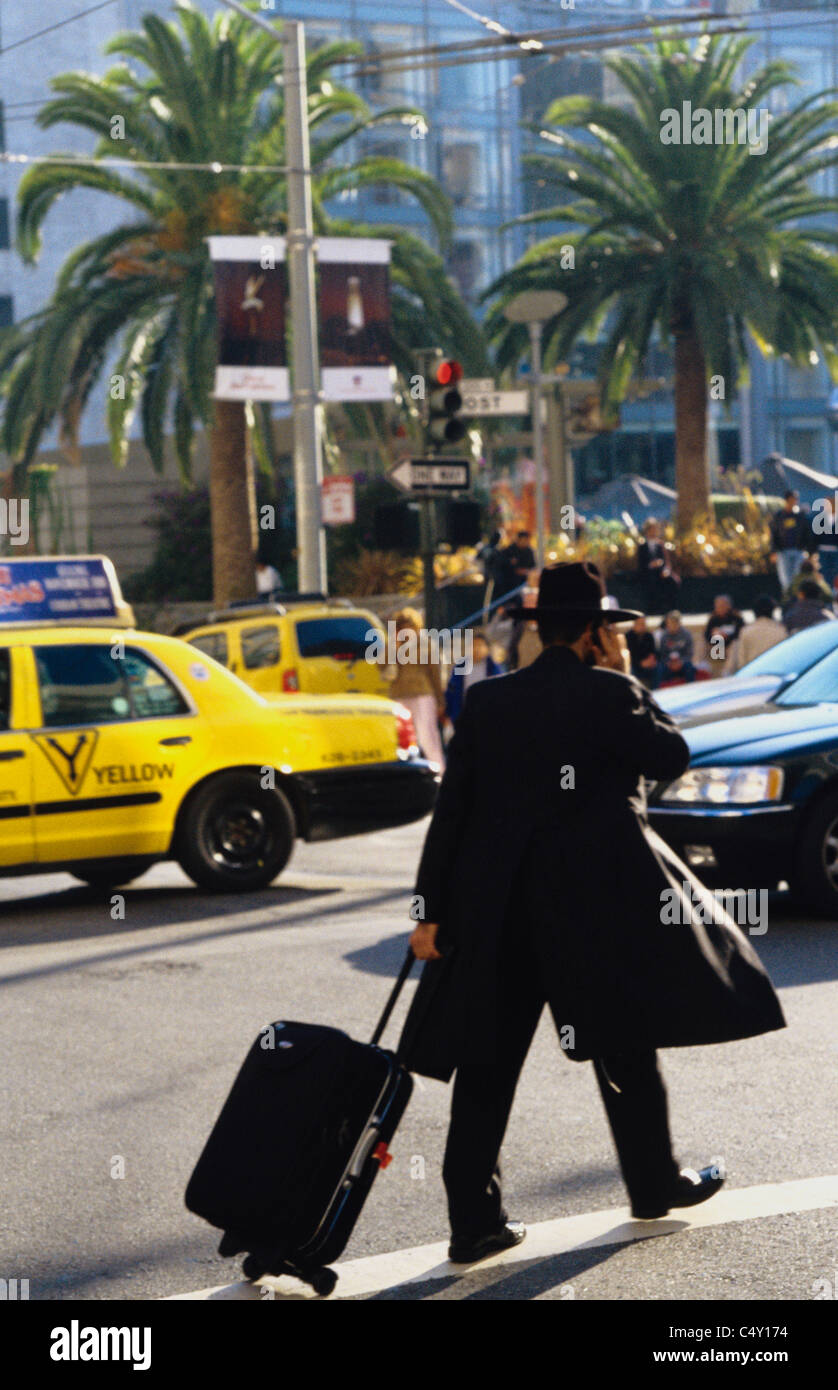 San Francisco, Kalifornien. Rabbi auf Handy kreuzt im Verkehr auf belebten union Square Kreuzung © Bob Kreisel Stockfoto
