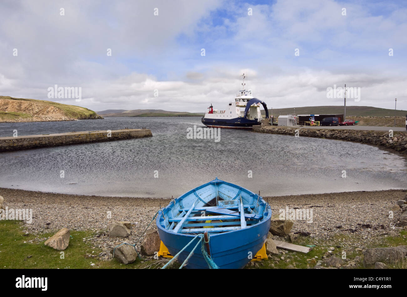 Unst und Fetlar Fährhafen mit Boot angedockt am Terminal in Bluemull Ton. Gutcher, Yell, Shetland Islands, Schottland, UK Stockfoto
