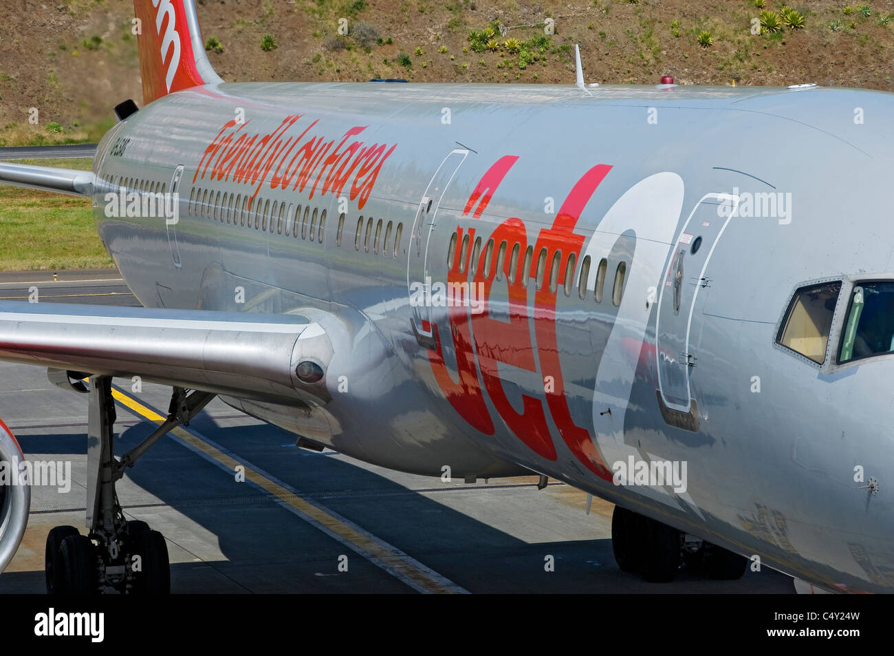 Nahaufnahme des Rumpfes Jet2 Flugzeug Flugzeug Flugzeuge geparkt an Flughafen Funchal Madeira Portugal EU Europa Stockfoto