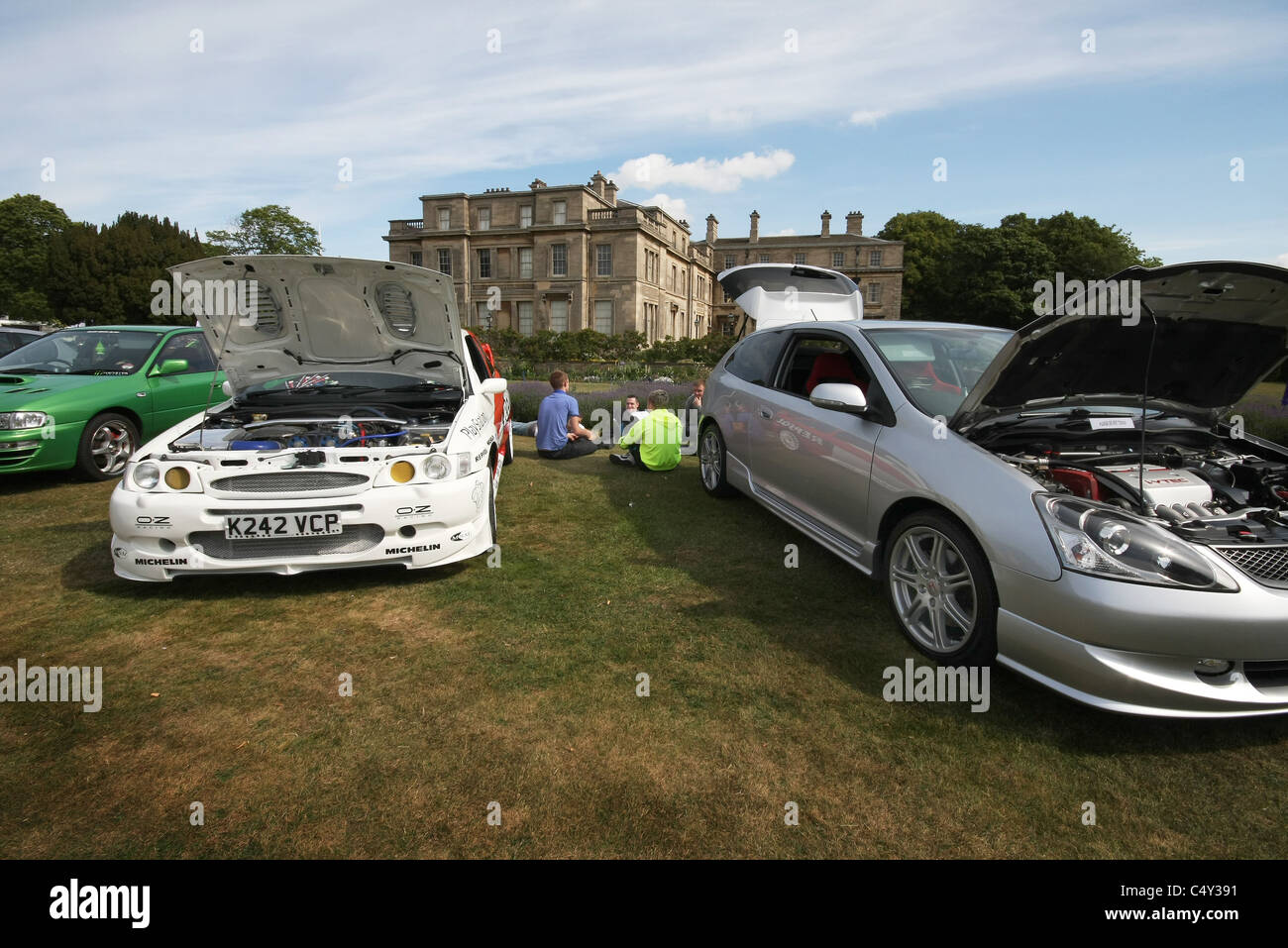 Fahrzeuge Auto show mit Halle im Hintergrund. Stockfoto