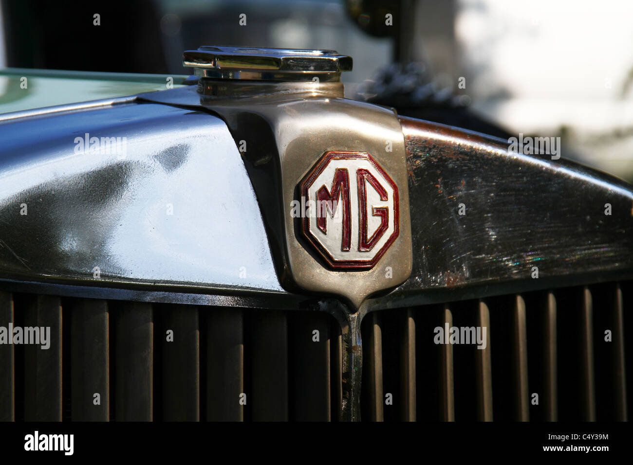 MG-Emblem auf alten Sportlimousine. Stockfoto