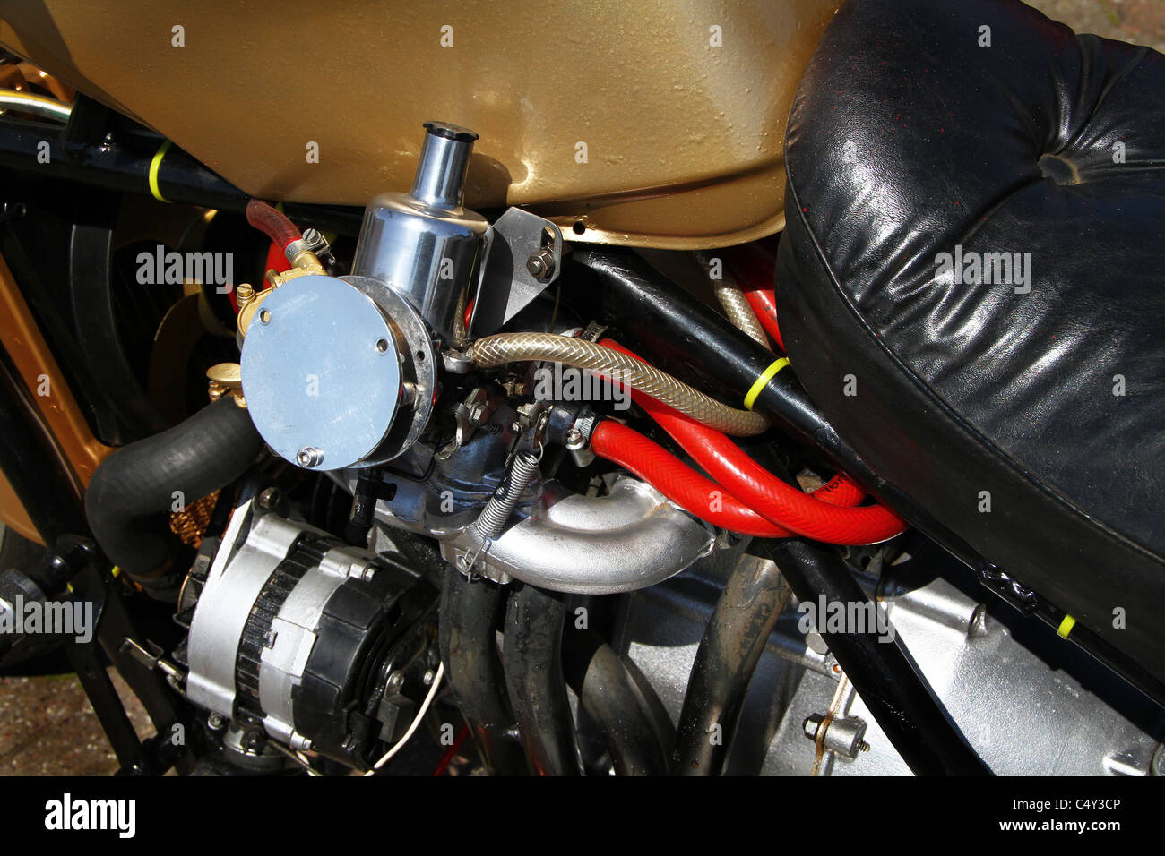 SU Vergaser und Lichtmaschine auf Oldtimer Motorrad. Stockfoto