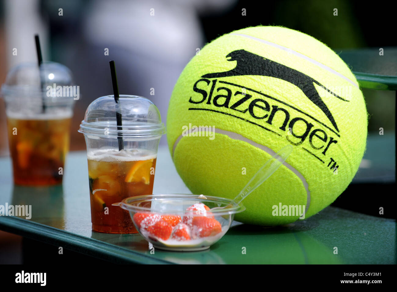 PIMMS Erdbeeren Riesen SLA WIMBLEDON CHAMPIONSHIPS 2011 WIMBLEDON LAWN TENNIS CLUB WIMBLEDON ENGLAND 20 Juni 2011 Stockfoto