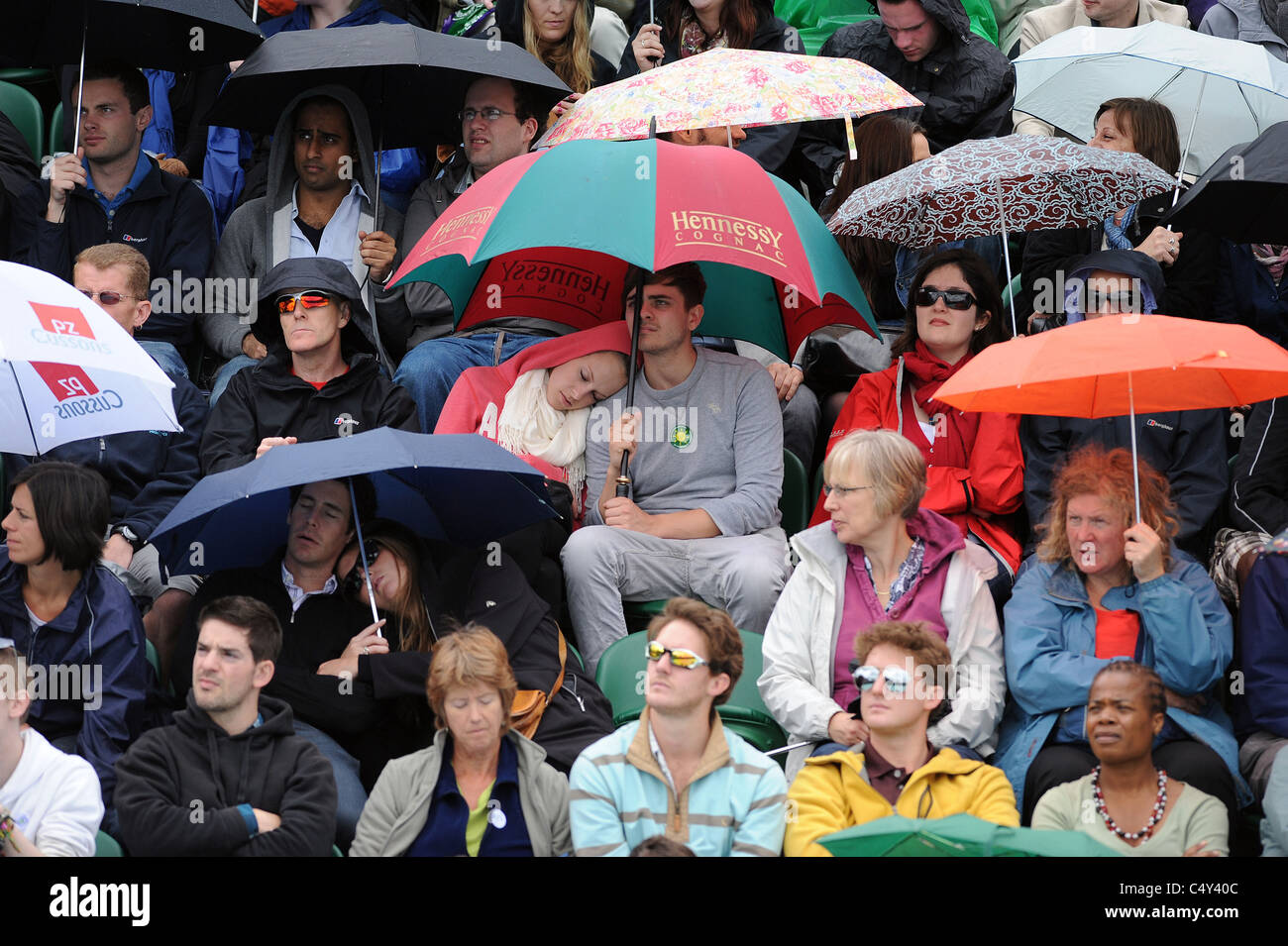 Regen Verzögerung Sonnenschirme bis WIMBLEDON CHAMPIONSHIPS 2011 WIMBLEDON LAWN TENNIS CLUB WIMBLEDON ENGLAND 22 Juni 2011 Stockfoto