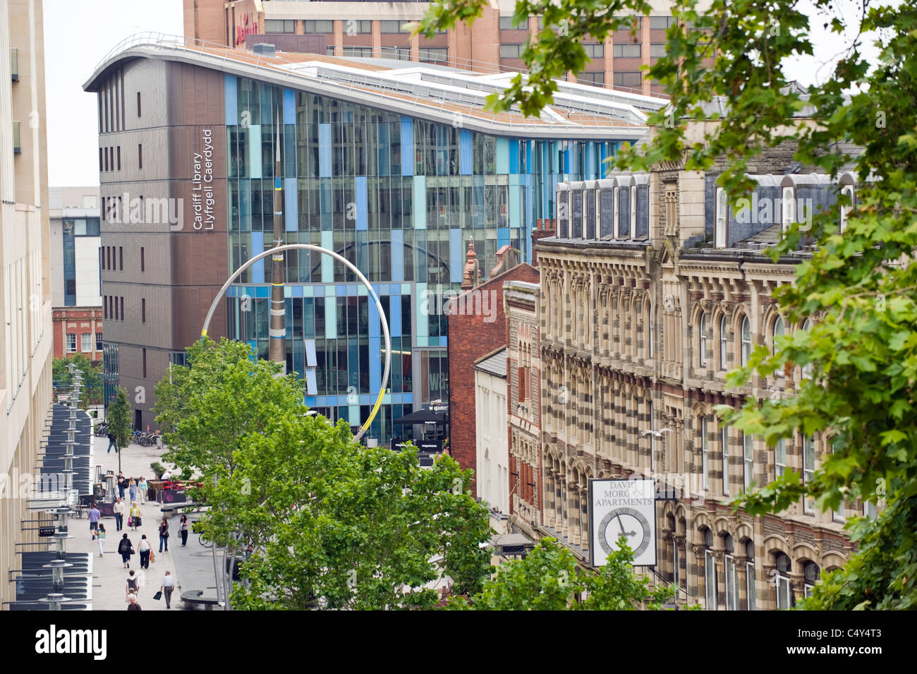 Gesamtansicht von der Hayes Einzelhandel Einkaufsviertel von Luxuswohnungen in Cardiff City Centre South Wales UK übersehen Stockfoto