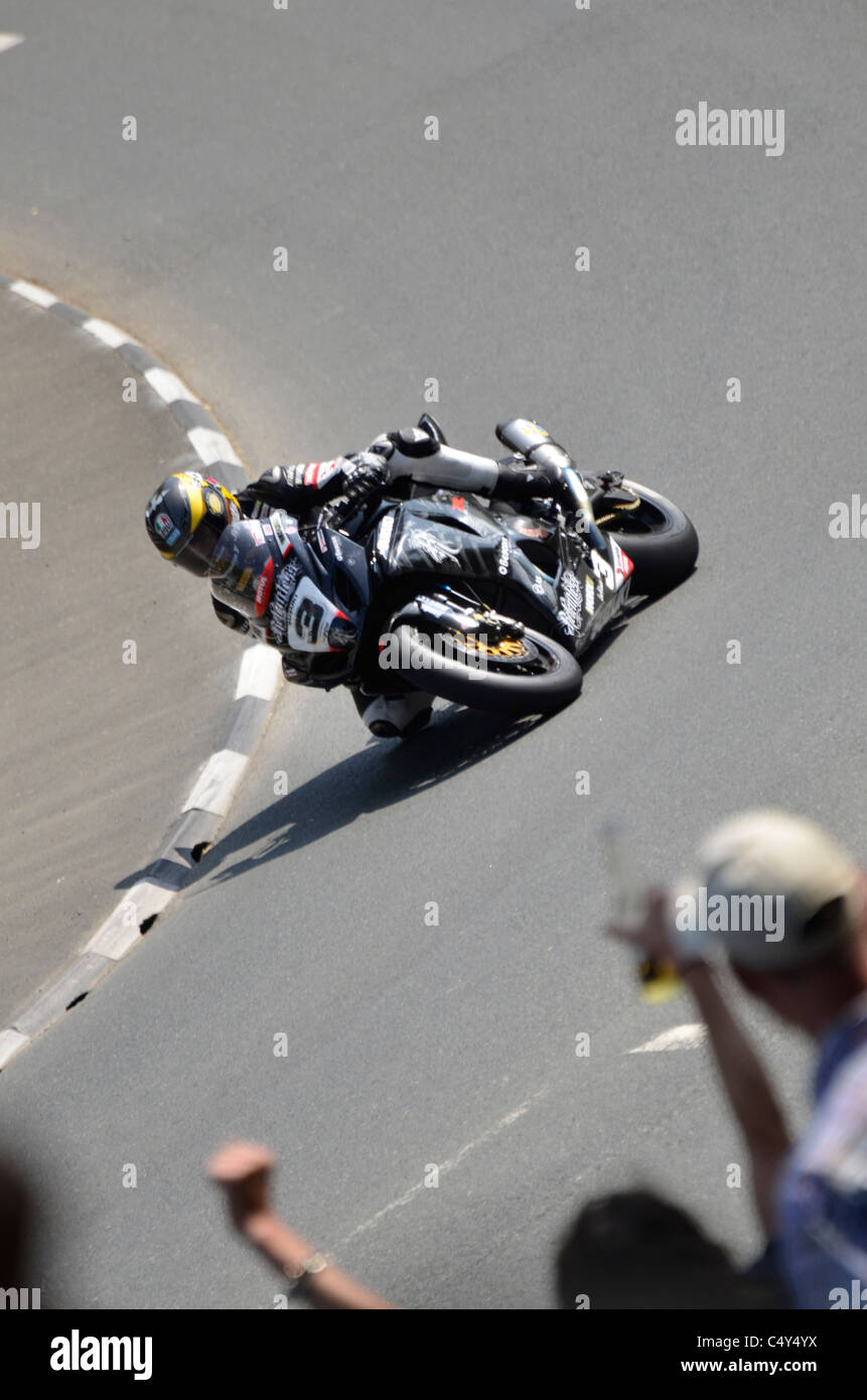 Guy Martin mit Geschwindigkeit um Braddan überbrücken der Isle Of Man tt Stockfoto