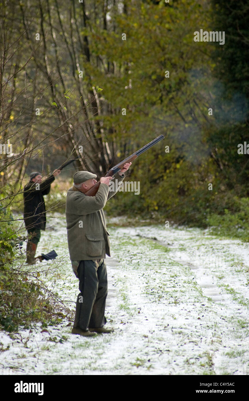 Männer in winterlicher Landschaft schießen Stockfoto