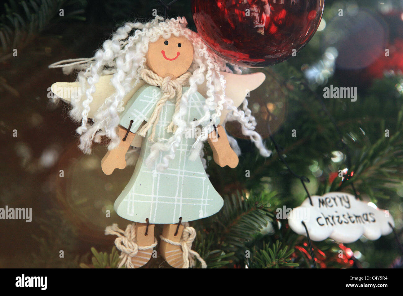 Engel an einen Weihnachtsbaum hängen Stockfoto