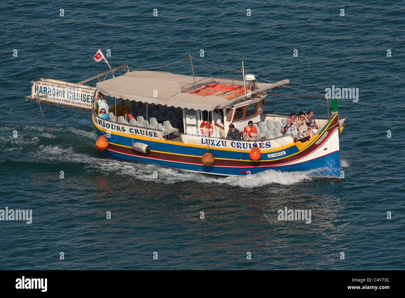 Tourismus in Malta. Maltesisches luzzu umgewandelt als eine Hafenrundfahrt Boot. Urlaub Reisen in den Mittelmeerraum. Stockfoto