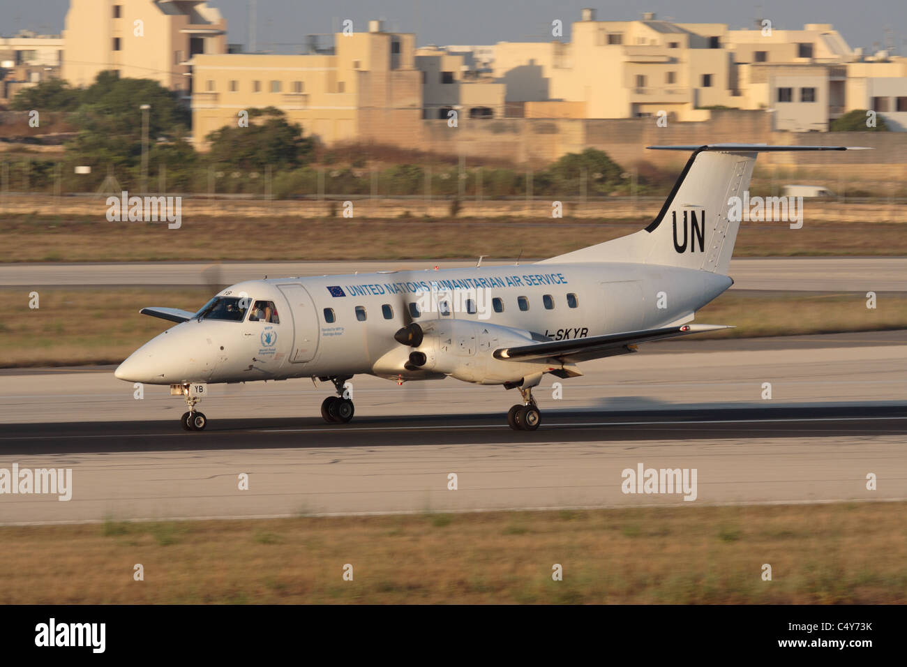 Embraer EMB 120 Brasilia of the United Nations landing in Malta during humanitarian operations in Libya, 19 June 2011 Stockfoto