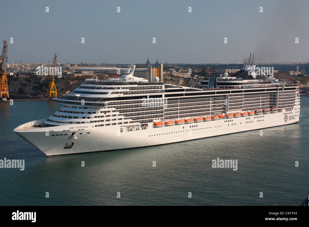 Das Kreuzfahrtschiff MSC Fantasia ausgehend von Maltas Grand Harbour Stockfoto