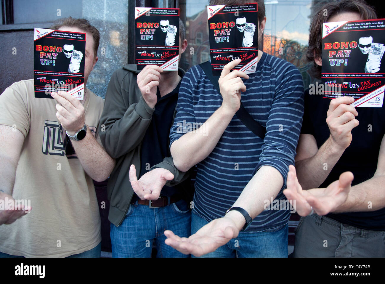 Anhänger der Kunst ungeschnitten auf der Bono zu bezahlen! zeigen Sie Bull & Tor, Kentish Town, London Stockfoto