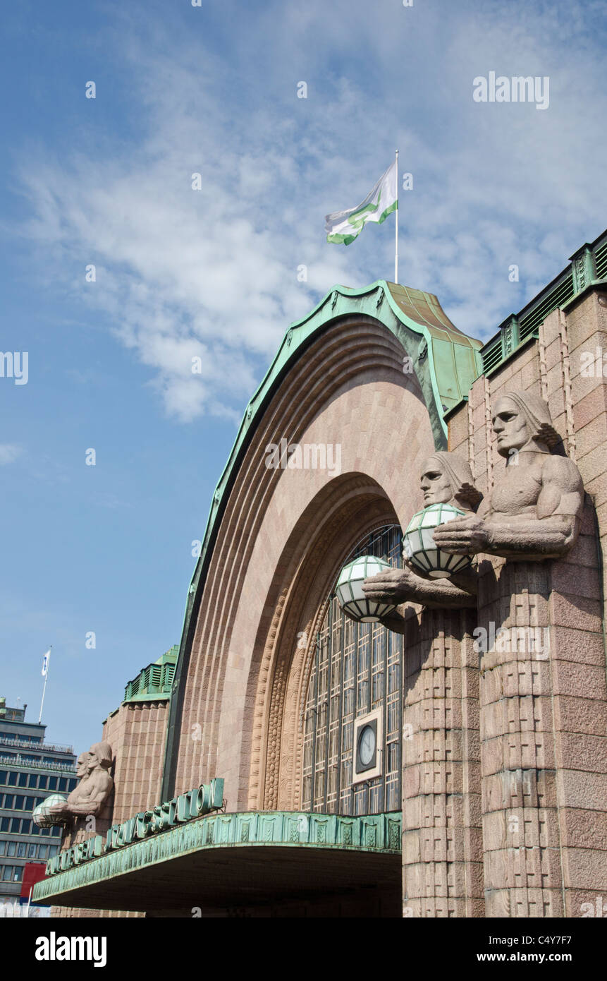 Obere Fassade des Haupteingangs nach Helsinki Central Railway Station, Finnland Stockfoto