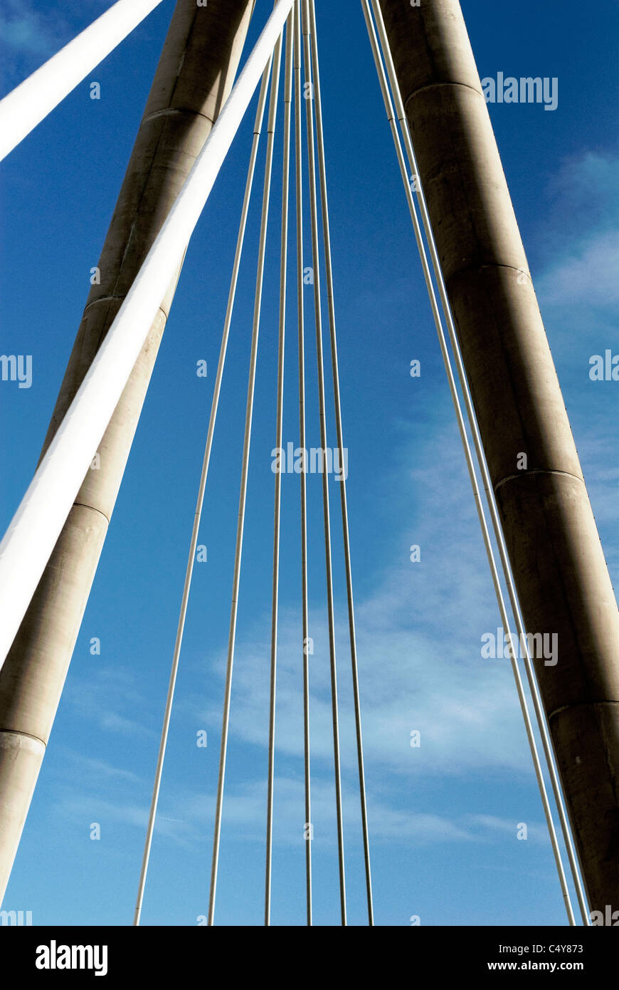 Schließen Sie herauf Bild der strukturellen Unterstützungen einer modernen Brücke Stockfoto