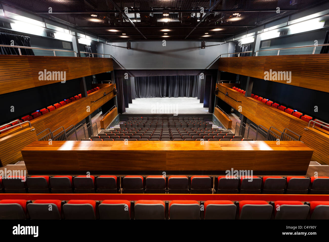 Sitzgelegenheiten auf der Aula der Berry-Theater mit Blick auf die Bühne trat Stockfoto