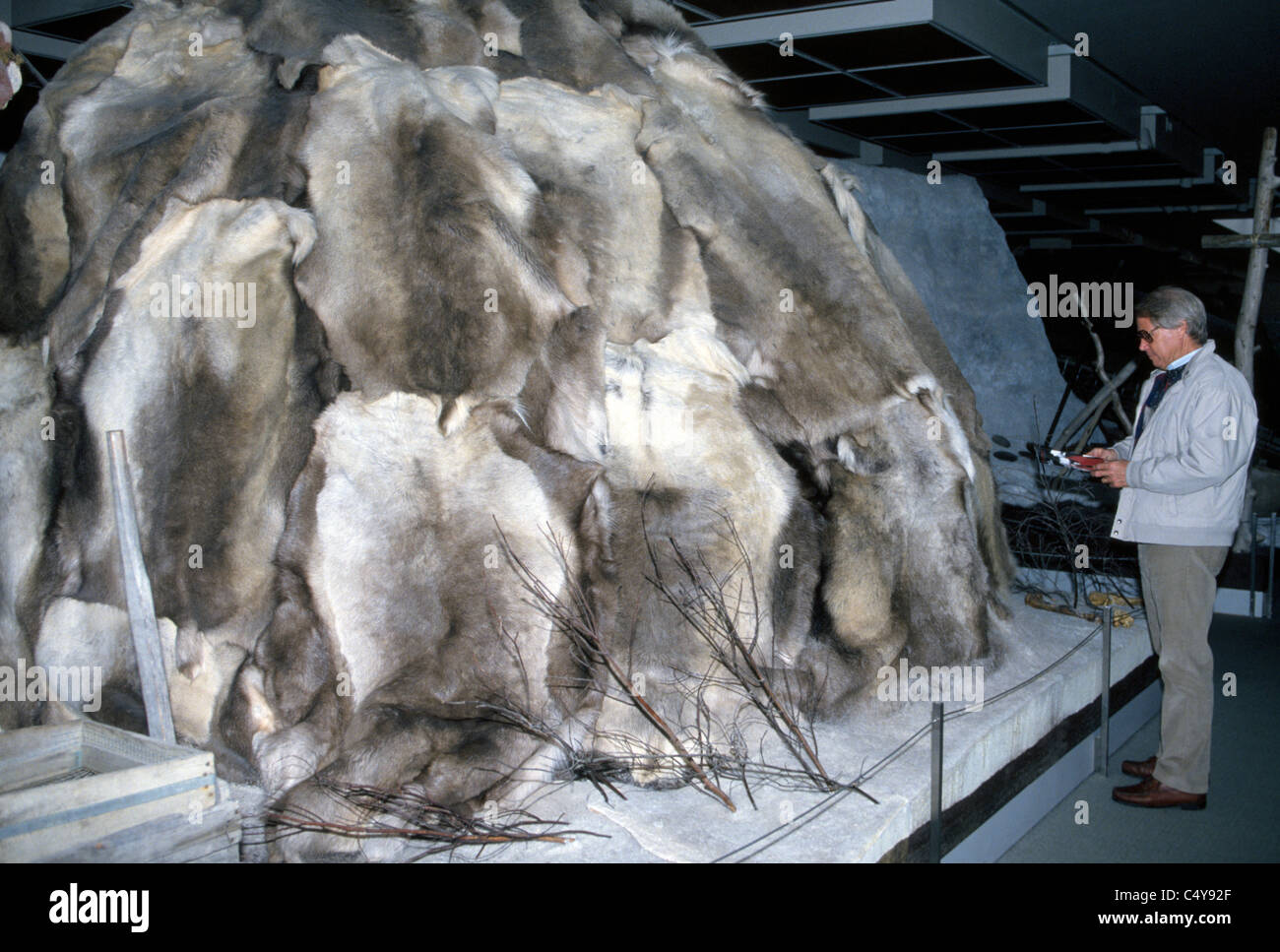 Die Unterbringung ist eine der vielen Anwendungen von Tierfellen in das Leben der einheimischen Alaskans im Anchorage Museum in Anchorage, Alaska, USA ausgestellt. Stockfoto