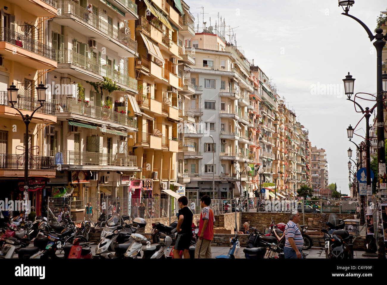 Wohnhäuser in der Innenstadt von Thessaloniki, Makedonien, Griechenland Stockfoto