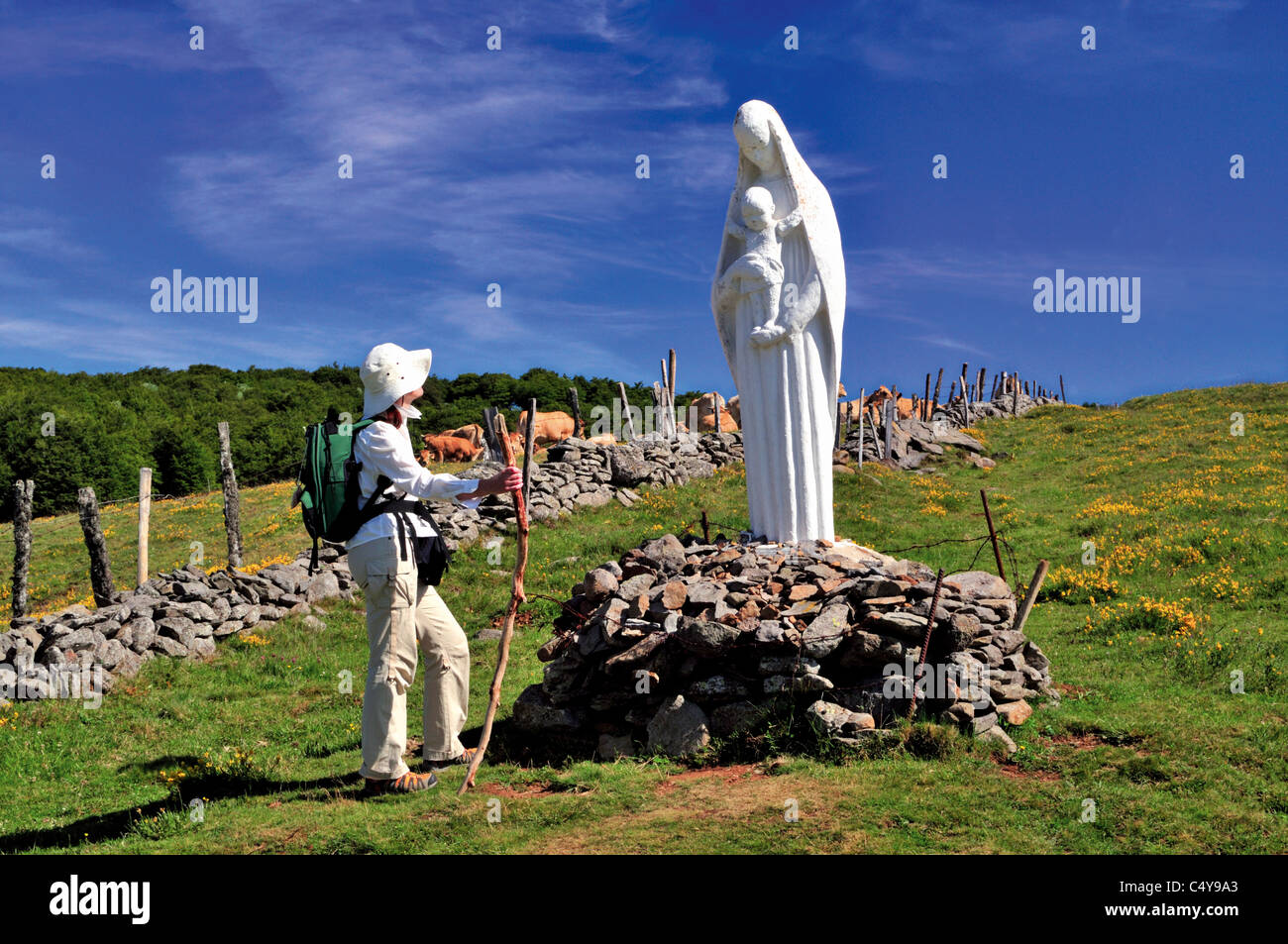 Frankreich, Jakobsweg: Pilger auf der Suche, die Statue "Vierge de Biene" in Aubrac Stockfoto