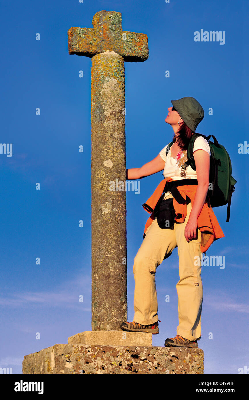 Frankreich, Jakobsweg: Auf mittelalterlichen Pilger Pilgerkreuz "Croix du Perdus" Stockfoto