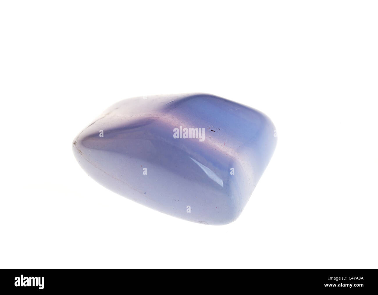Ausschnitt aus einer blauen Spitzen Achat Edelstein auf weißem Hintergrund Stockfoto