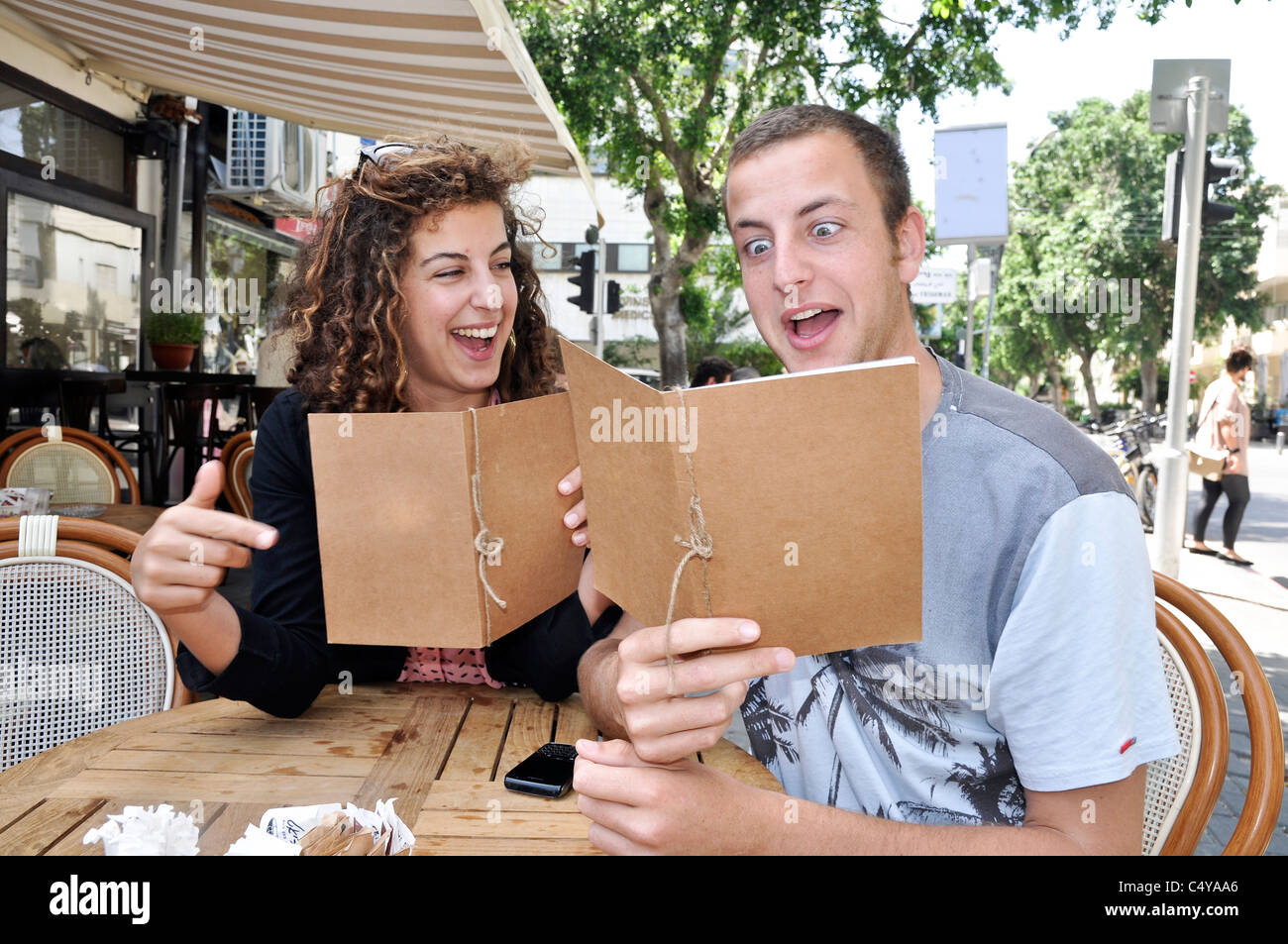 Junges Paar in einem Straßencafé. Tel Aviv Israel Stockfoto