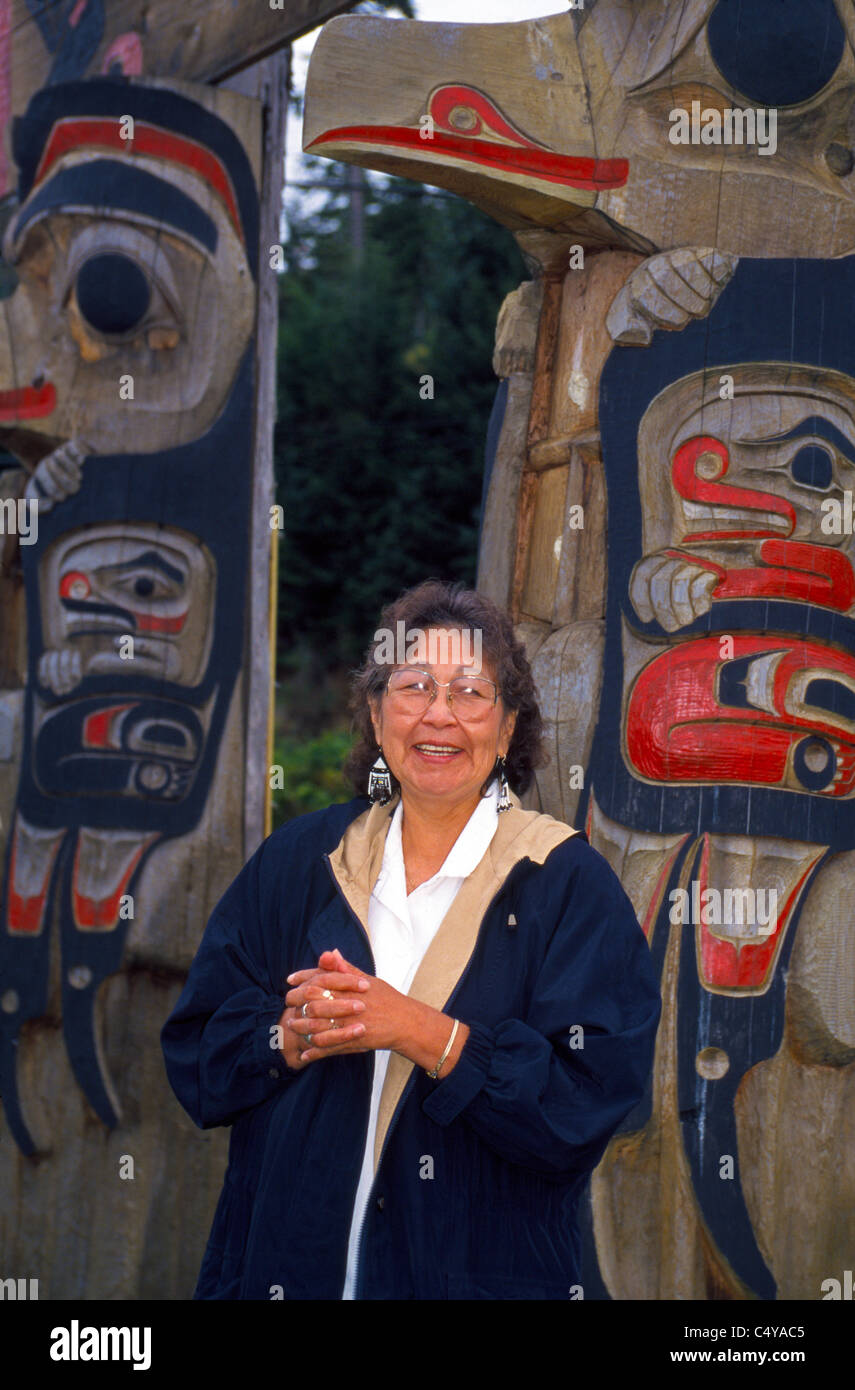 Eine Native Alaskan Tlingit und Stammesältesten beschreibt ihre Indianer Totempfähle im Dorf Kake auf der Kupreanof-Insel in Alaska, USA. Stockfoto