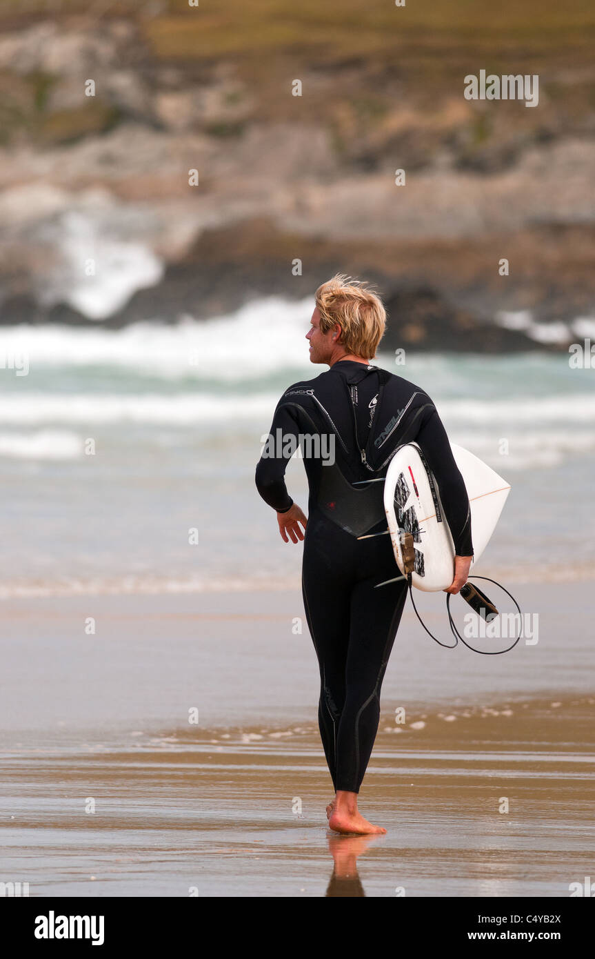 Surfen-UK.  Ein Surfer, der Blick auf das Meer. Stockfoto