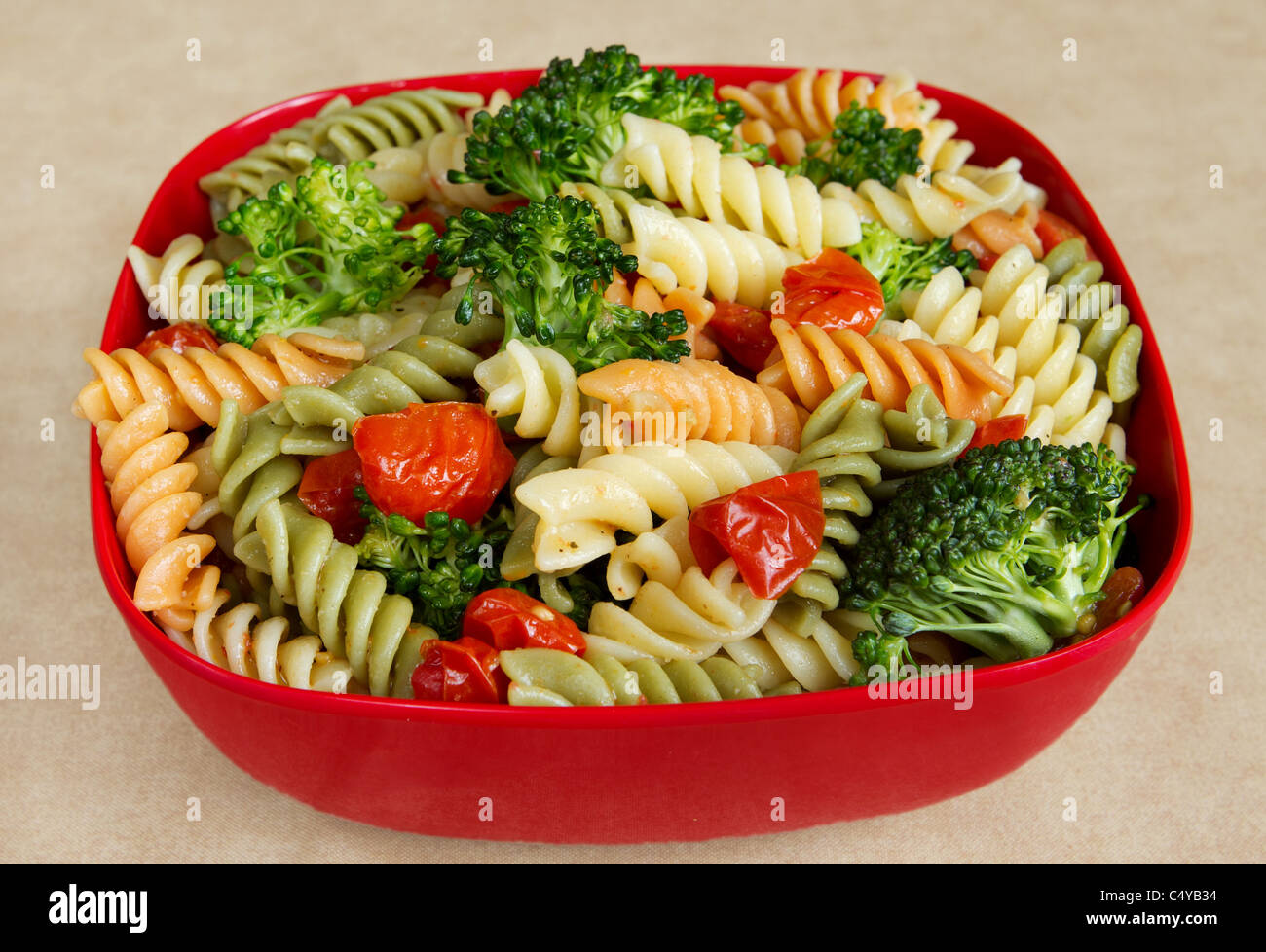 Garten-Pasta-Salat mit Tomaten und broccoli Stockfoto