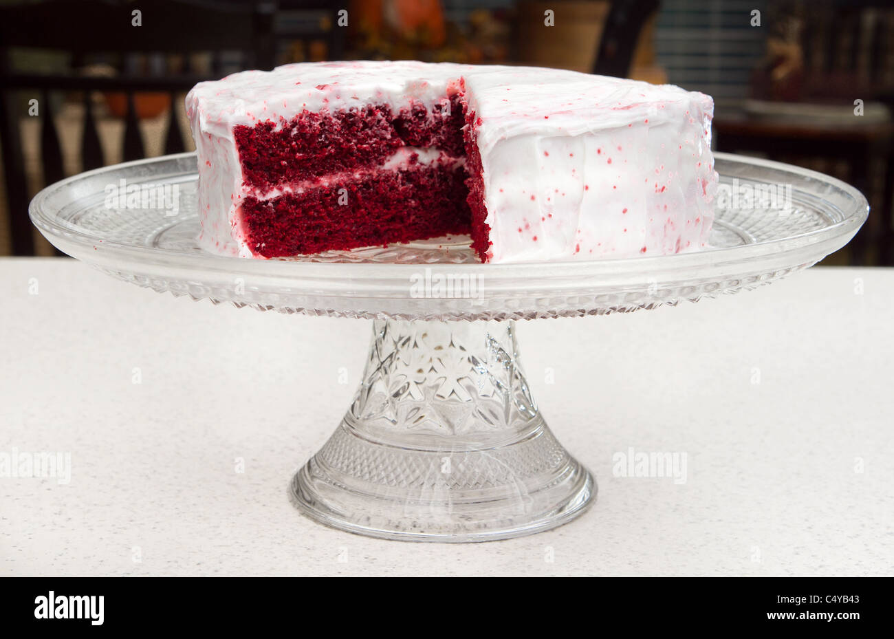 Roter Samt-Kuchen mit einer Scheibe entfernt auf einer Etagere Stockfoto