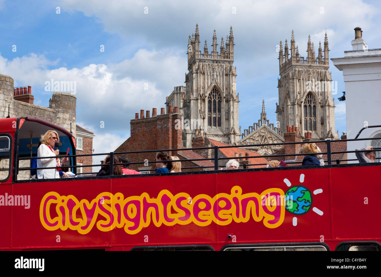 City Sightseeing Tour-Bus in der Stadt von York mit dem Münster hinter Yorkshire England UK GB EU Europa Stockfoto