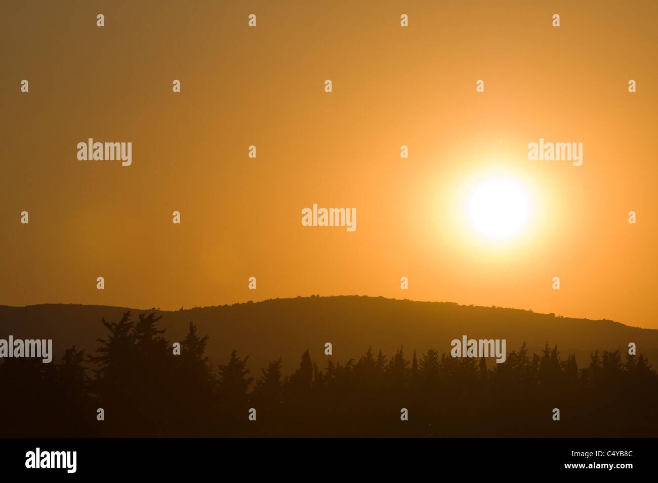 Sonnenaufgang über den zyprischen Troodos-Gebirge rund um Pafos Stockfoto