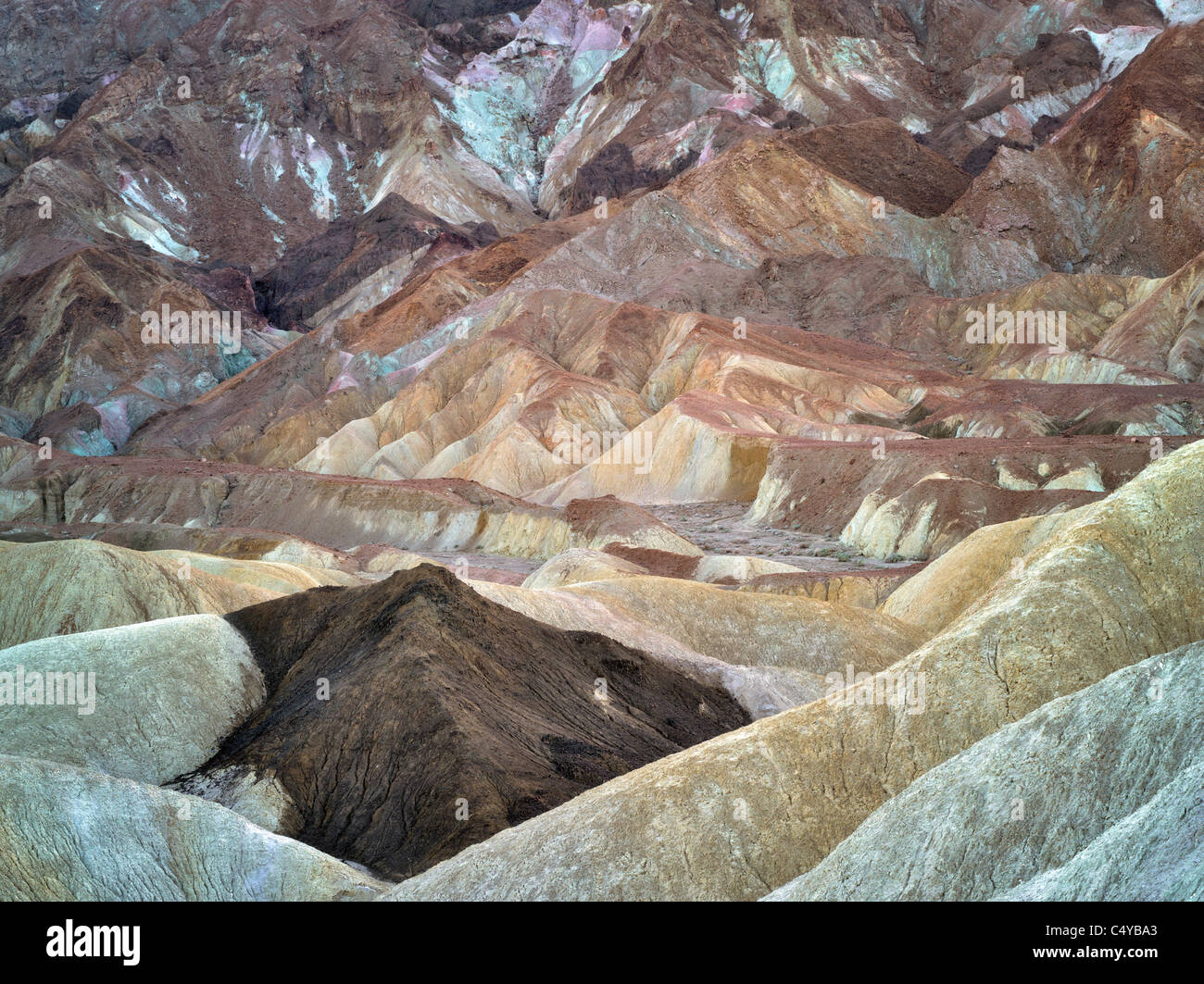Blick auf bunten Felsformationen aus Golden Canyon Trail. Death Valley Nationalpark, Kalifornien Stockfoto