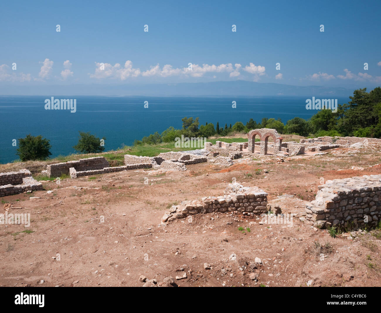 Archäologische Ausgrabungen bei Plaosnik, Ohrid, Mazedonien, wo die Überreste einer römischen frühchristlichen Basilika des 5. Jh. ausgegraben wurden Stockfoto