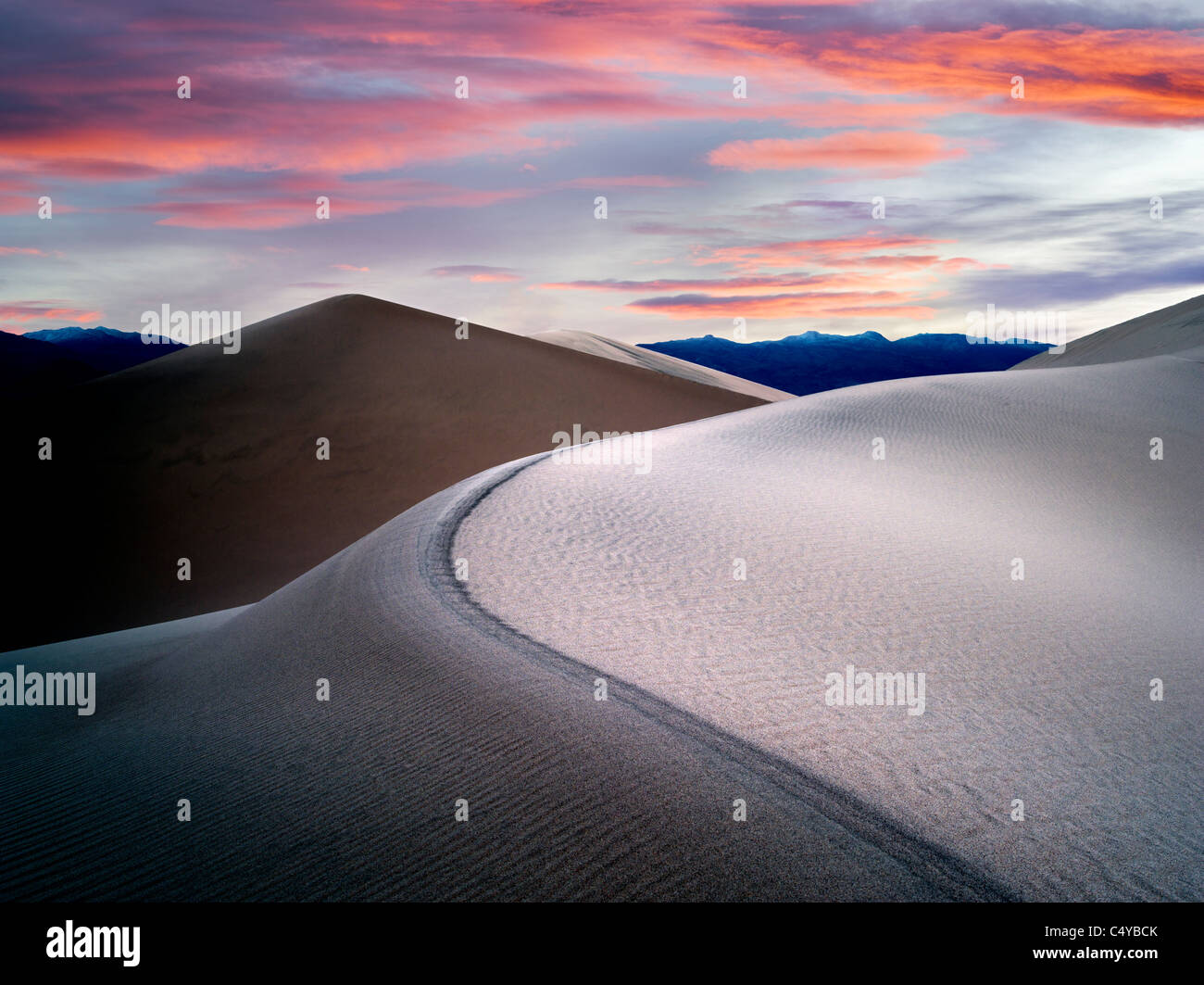Sanddünen und Sonnenaufgang in Death Valley Nationalpark, Kalifornien. Himmel wurde hinzugefügt Stockfoto