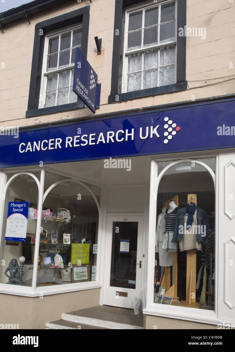 Cancer Research UK Charity-Shop in Castle Street, Clitheroe, Lancashire Stockfoto