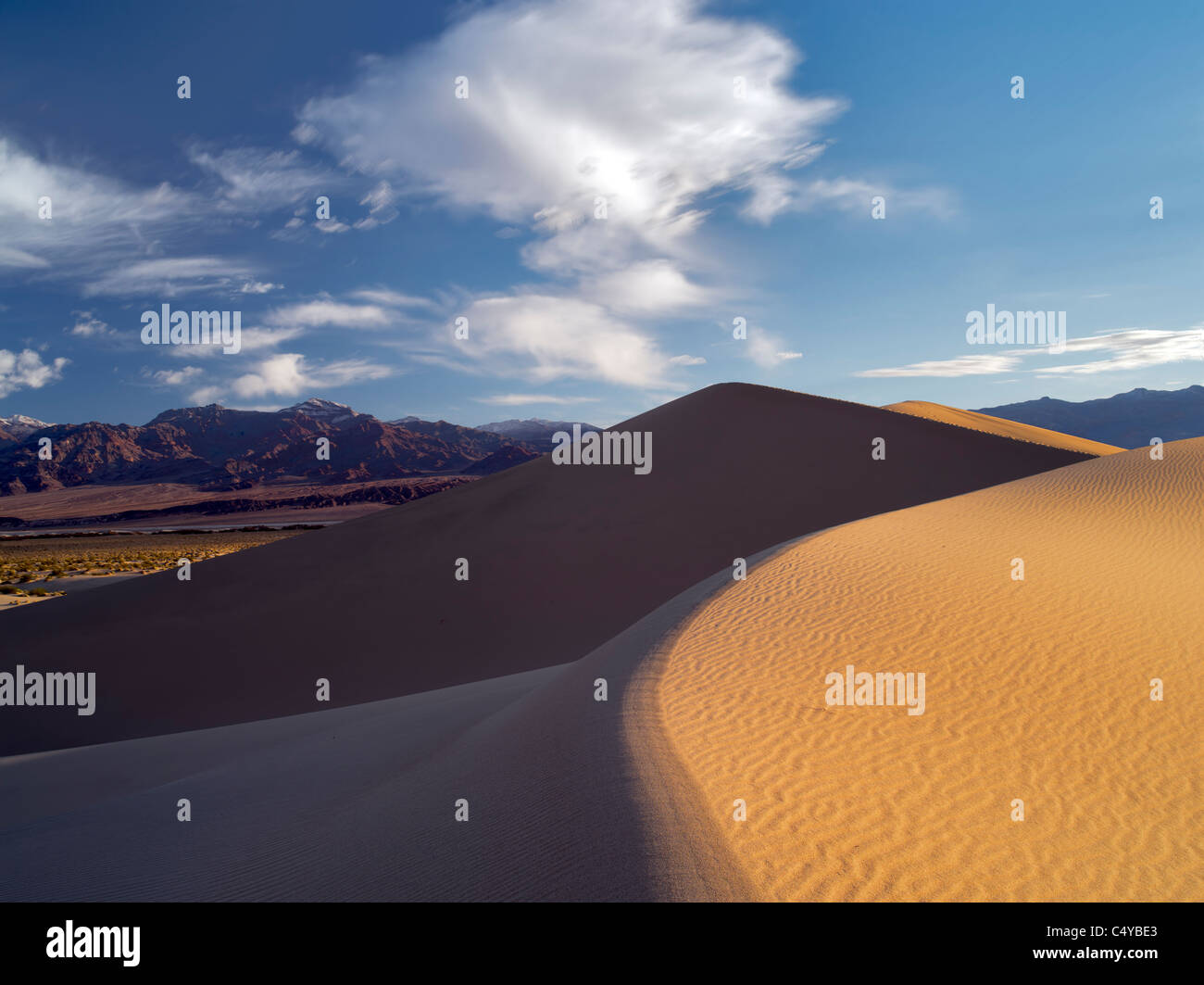 Wolken und Sanddünen im Death Valley Nationalpark, Kalifornien Stockfoto