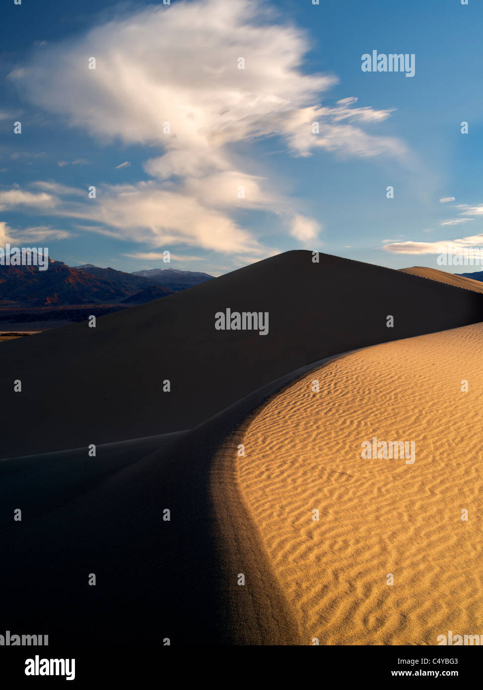 Wolken und Sanddünen im Death Valley Nationalpark, Kalifornien Stockfoto