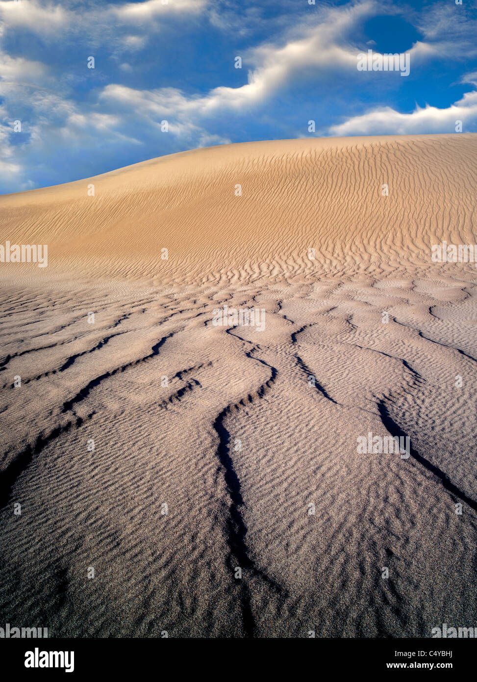 Wind kräuselt sich in Sanddünen. Death Valley Nationalpark, Kalifornien. Himmel wurde hinzugefügt Stockfoto