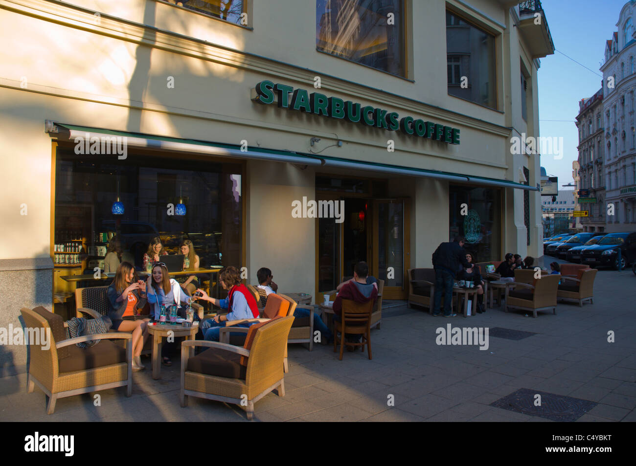 Menschen auf Starbucks Cafe Terrasse bei Mariahilfer Straße Straße Wien central Europe Stockfoto