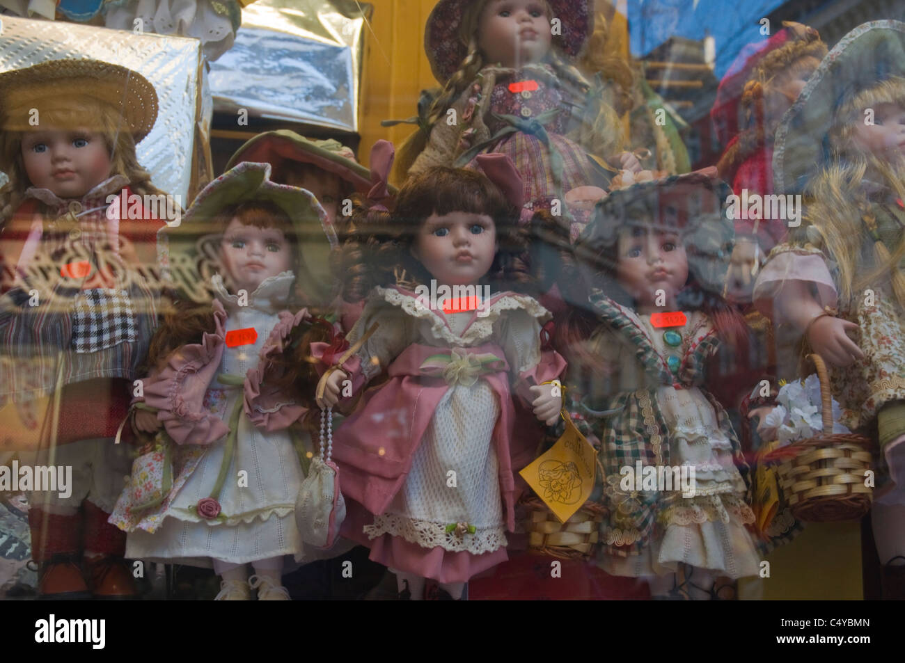 Souvenir Puppen entlang Mitteleuropa Mariahilfer Straße Straße Wien Österreich Stockfoto