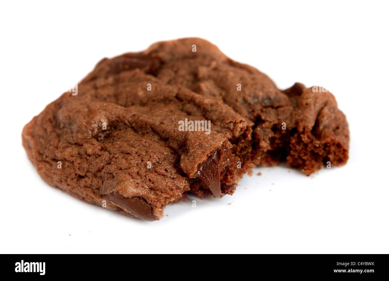 eine doppelte chocolate Chip Cookie Closeup über weiß Stockfoto