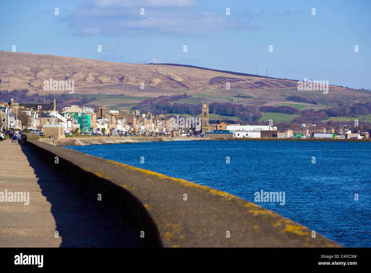 MIT BLICK AUF DIE STADT HELENSBURGH AUS DEN KÜSTENWEG Stockfoto